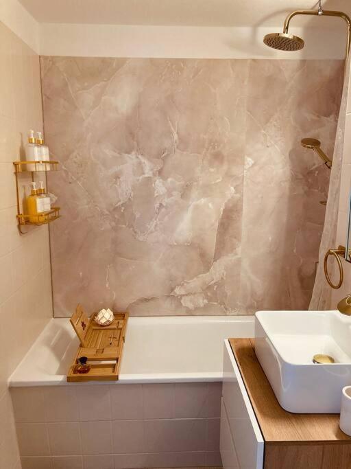 Amalfi Home - Stylish Apartment With Terrace シェーネフェルト エクステリア 写真