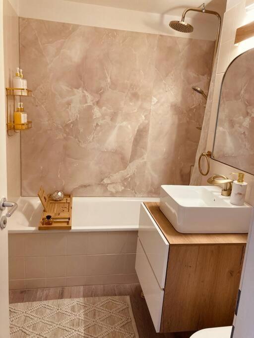 Amalfi Home - Stylish Apartment With Terrace シェーネフェルト エクステリア 写真