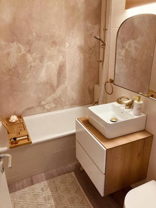 Amalfi Home - Stylish Apartment With Terrace シェーネフェルト エクステリア 写真